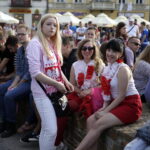 21.06.2016 Kielce. Kibice na Rynku podczas meczu Euro 2016 Polska - Ukraina. / Jarosław Kubalski / Radio Kielce