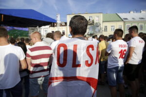 21.06.2016 Kielce. Kibice na Rynku podczas meczu Euro 2016 Polska - Ukraina. / Jarosław Kubalski / Radio Kielce