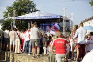 21.06.2016 Kielce. Kibice na Rynku podczas meczu Euro 2016 Polska - Ukraina. / Jarosław Kubalski / Radio Kielce