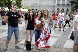 21.06.2016 Kielce. Kibice na Rynku podczas meczu Euro 2016 Polska - Ukraina. / Jarosław Kubalski / Radio Kielce