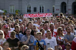 21.06.2016 Kielce. Kibice na Rynku podczas meczu Euro 2016 Polska - Ukraina. / Jarosław Kubalski / Radio Kielce