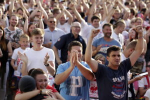 21.06.2016 Kielce. Kibice na Rynku podczas meczu Euro 2016 Polska - Ukraina. / Jarosław Kubalski / Radio Kielce