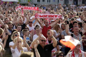 21.06.2016 Kielce. Kibice na Rynku podczas meczu Euro 2016 Polska - Ukraina. / Jarosław Kubalski / Radio Kielce