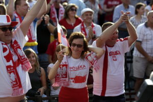 21.06.2016 Kielce. Kibice na Rynku podczas meczu Euro 2016 Polska - Ukraina. / Jarosław Kubalski / Radio Kielce