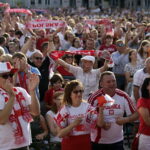 21.06.2016 Kielce. Kibice na Rynku podczas meczu Euro 2016 Polska - Ukraina. / Jarosław Kubalski / Radio Kielce