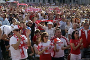 21.06.2016 Kielce. Kibice na Rynku podczas meczu Euro 2016 Polska - Ukraina. / Jarosław Kubalski / Radio Kielce