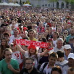 21.06.2016 Kielce. Kibice na Rynku podczas meczu Euro 2016 Polska - Ukraina. / Jarosław Kubalski / Radio Kielce