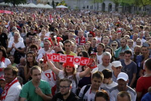 21.06.2016 Kielce. Kibice na Rynku podczas meczu Euro 2016 Polska - Ukraina. / Jarosław Kubalski / Radio Kielce