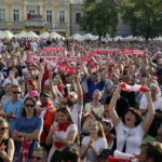 21.06.2016 Kielce. Kibice na Rynku podczas meczu Euro 2016 Polska - Ukraina. / Jarosław Kubalski / Radio Kielce
