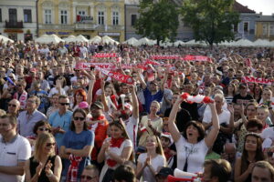 21.06.2016 Kielce. Kibice na Rynku podczas meczu Euro 2016 Polska - Ukraina. / Jarosław Kubalski / Radio Kielce