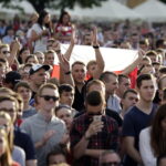 21.06.2016 Kielce. Kibice na Rynku podczas meczu Euro 2016 Polska - Ukraina. / Jarosław Kubalski / Radio Kielce