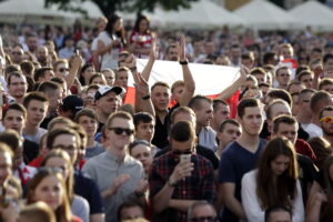 21.06.2016 Kielce. Kibice na Rynku podczas meczu Euro 2016 Polska - Ukraina. / Jarosław Kubalski / Radio Kielce