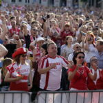 21.06.2016 Kielce. Kibice na Rynku podczas meczu Euro 2016 Polska - Ukraina. / Jarosław Kubalski / Radio Kielce
