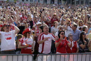 21.06.2016 Kielce. Kibice na Rynku podczas meczu Euro 2016 Polska - Ukraina. / Jarosław Kubalski / Radio Kielce