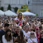 21.06.2016 Kielce. Kibice na Rynku podczas meczu Euro 2016 Polska - Ukraina. / Jarosław Kubalski / Radio Kielce