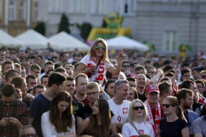 21.06.2016 Kielce. Kibice na Rynku podczas meczu Euro 2016 Polska - Ukraina. / Jarosław Kubalski / Radio Kielce