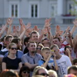 21.06.2016 Kielce. Kibice na Rynku podczas meczu Euro 2016 Polska - Ukraina. / Jarosław Kubalski / Radio Kielce