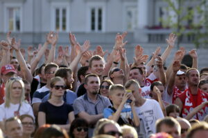 21.06.2016 Kielce. Kibice na Rynku podczas meczu Euro 2016 Polska - Ukraina. / Jarosław Kubalski / Radio Kielce