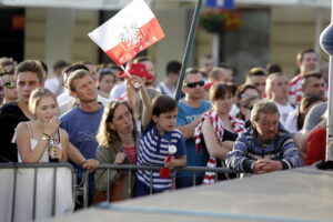 21.06.2016 Kielce. Kibice na Rynku podczas meczu Euro 2016 Polska - Ukraina. / Jarosław Kubalski / Radio Kielce