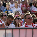 21.06.2016 Kielce. Kibice na Rynku podczas meczu Euro 2016 Polska - Ukraina. / Jarosław Kubalski / Radio Kielce