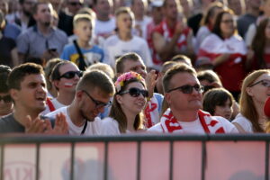 21.06.2016 Kielce. Kibice na Rynku podczas meczu Euro 2016 Polska - Ukraina. / Jarosław Kubalski / Radio Kielce