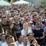 21.06.2016 Kielce. Kibice na Rynku podczas meczu Euro 2016 Polska - Ukraina. / Jarosław Kubalski / Radio Kielce