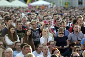 21.06.2016 Kielce. Kibice na Rynku podczas meczu Euro 2016 Polska - Ukraina. / Jarosław Kubalski / Radio Kielce