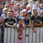 21.06.2016 Kielce. Kibice na Rynku podczas meczu Euro 2016 Polska - Ukraina. / Jarosław Kubalski / Radio Kielce