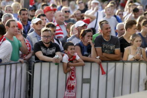 21.06.2016 Kielce. Kibice na Rynku podczas meczu Euro 2016 Polska - Ukraina. / Jarosław Kubalski / Radio Kielce