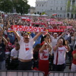 21.06.2016 Kielce. Kibice na Rynku podczas meczu Euro 2016 Polska - Ukraina. / Jarosław Kubalski / Radio Kielce