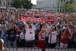 21.06.2016 Kielce. Kibice na Rynku podczas meczu Euro 2016 Polska - Ukraina. / Jarosław Kubalski / Radio Kielce