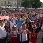 21.06.2016 Kielce. Kibice na Rynku podczas meczu Euro 2016 Polska - Ukraina. / Jarosław Kubalski / Radio Kielce
