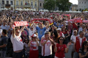 21.06.2016 Kielce. Kibice na Rynku podczas meczu Euro 2016 Polska - Ukraina. / Jarosław Kubalski / Radio Kielce