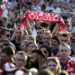 21.06.2016 Kielce. Kibice na Rynku podczas meczu Euro 2016 Polska - Ukraina. / Jarosław Kubalski / Radio Kielce