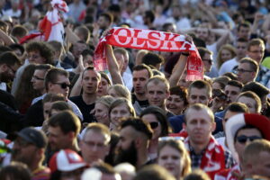 21.06.2016 Kielce. Kibice na Rynku podczas meczu Euro 2016 Polska - Ukraina. / Jarosław Kubalski / Radio Kielce