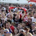 21.06.2016 Kielce. Kibice na Rynku podczas meczu Euro 2016 Polska - Ukraina. / Jarosław Kubalski / Radio Kielce