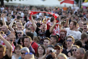 21.06.2016 Kielce. Kibice na Rynku podczas meczu Euro 2016 Polska - Ukraina. / Jarosław Kubalski / Radio Kielce