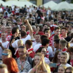 21.06.2016 Kielce. Kibice na Rynku podczas meczu Euro 2016 Polska - Ukraina. / Jarosław Kubalski / Radio Kielce