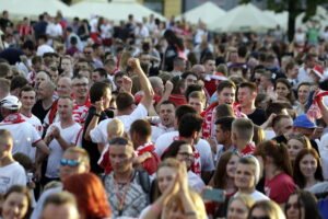 21.06.2016 Kielce. Kibice na Rynku podczas meczu Euro 2016 Polska - Ukraina. / Jarosław Kubalski / Radio Kielce