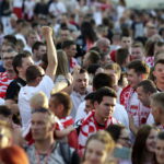 21.06.2016 Kielce. Kibice na Rynku podczas meczu Euro 2016 Polska - Ukraina. / Jarosław Kubalski / Radio Kielce