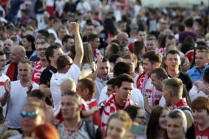 21.06.2016 Kielce. Kibice na Rynku podczas meczu Euro 2016 Polska - Ukraina. / Jarosław Kubalski / Radio Kielce