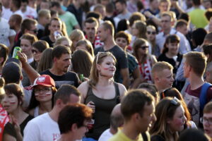 21.06.2016 Kielce. Kibice na Rynku podczas meczu Euro 2016 Polska - Ukraina. / Jarosław Kubalski / Radio Kielce