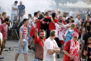 21.06.2016 Kielce. Kibice na Rynku podczas meczu Euro 2016 Polska - Ukraina. / Jarosław Kubalski / Radio Kielce