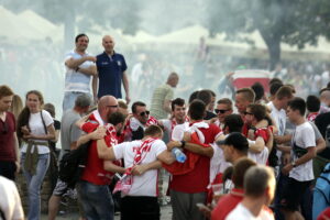 21.06.2016 Kielce. Kibice na Rynku podczas meczu Euro 2016 Polska - Ukraina. / Jarosław Kubalski / Radio Kielce