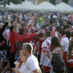 21.06.2016 Kielce. Kibice na Rynku podczas meczu Euro 2016 Polska - Ukraina. / Jarosław Kubalski / Radio Kielce
