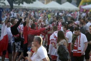 21.06.2016 Kielce. Kibice na Rynku podczas meczu Euro 2016 Polska - Ukraina. / Jarosław Kubalski / Radio Kielce