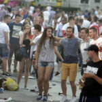 21.06.2016 Kielce. Kibice na Rynku podczas meczu Euro 2016 Polska - Ukraina. / Jarosław Kubalski / Radio Kielce