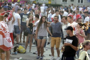 21.06.2016 Kielce. Kibice na Rynku podczas meczu Euro 2016 Polska - Ukraina. / Jarosław Kubalski / Radio Kielce