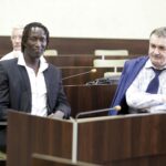 23.06.2016 Kielce. Spotkanie senegalskiego inwestora zainteresowanego zakupem spółki Korona Kielce z radnymi. Ibrahima Iane Thiam i prezydent Wojciech Lubawski. / Jarosław Kubalski / Radio Kielce