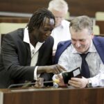 23.06.2016 Kielce. Spotkanie senegalskiego inwestora zainteresowanego zakupem spółki Korona Kielce z radnymi. Ibrahima Iyane Thiam i prezydent Wojciech Lubawski. / Jarosław Kubalski / Radio Kielce